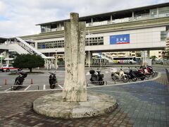 赤嶺駅は日本最南端の駅になります。駅前のバス乗り場から糸満行きの路線バスに乗ります。沖縄は・・・前乗りでした。。