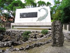 1945年3月24日、沖縄師範学校女子部と県立第一高等女学院の女子生徒と職員が南風原にある陸軍病院に看護要員として従軍することになりました。その後は激しい戦闘が続き、6月18日には解散を命じられたものの、看護にあたっていた地下壕の周辺はすでに米軍によって支配されており、地下壕から出た者は大勢が犠牲となりました。現在でも塔の前にはたくさんの花が手向けられています。