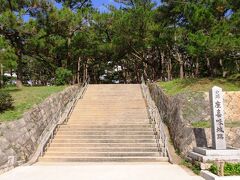 この日の沖縄は冬でも23度という気温で、汗が出てきた頃に座喜味城跡に到着しました。