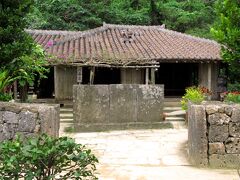 旧比嘉家は琉球処分以前の明治10年、玉城百名に建築されていた民家です。