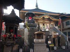 地蔵通りの入口付近にあった「江戸六地蔵尊 眞性寺」さんの笠をかぶったお地蔵さんが気になり、最後に手を合わせ巣鴨を後にしました。