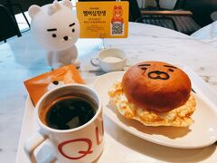 翌日ファンミ前に、立ち寄ったKAKAO SHOP　江南店
お目当は、漢南洞にあるカフェ「QUARTET」とのコラボのパンです。

可愛い?そして旨～
目玉焼きと思っていたら、メレンゲに黄身を落として焼いたもの、それにハム、とろけるチーズ、ミルクジャム
