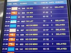 帰りのダナンの空港で、ベトナム国内線の運航状況。
台風29号がホーチミン市直撃のため、
そちら関連の便は軒並み遅れ表示。。