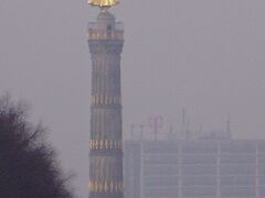 ブランデンブルグ門から続く6月17日通りの突き当りには「戦勝記念塔」ジーケスゾイレが見えます。この塔はデンマーク戦争での勝利を記念して建てられた高さ67メートルの石造の塔で、塔の頂上に金色の勝利の女神ヴィクトリアが立っています。 この像は1987年公開のヴィム・ヴェンダース監督の「ベルリン・天使の詩」で初めて知りました。ヴェンダース監督はベルリンの街をロケハンするうちに、街のあちこちに天使の意匠があることを発見し、好きだった画家のパウル・クレーの天使のイメージと重なって、天使を主人公とした映画というアイデアに結びついたそうです。ドイツ語の美しさを引き出すために脚本は書かれず、詩人のペーター・ハントケによって書かれた詩の断片を集め、それをつなぎ合わせることで撮影が進められます。 写真はブランデンブルグ門からバスに戻る途中に、望遠レンズでめいっぱいで撮ったものです。ここは予定表には載っていないのでこれ以上近寄ることは出来ません。