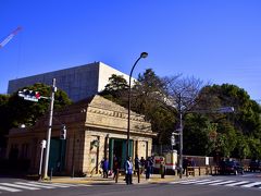 周辺には東京国立博物館や恩賜上野動物園などの貴重な文化施設が密集しているこのエリアの一角にポツンとある、説明されないとちょっと分かりづらい？この建物
西洋風のレリーフが素敵な荘厳で重厚な造りのこの建物の正体は、1997年に営業を休止、2004年に廃止された京成電鉄「旧博物館動物園駅」の駅舎跡であります