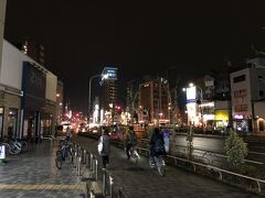 空港から電車で4駅ほど。
京急の大鳥居駅まで来てみました。
あいにくの小雨交じりの天気。