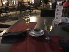 この日はかなりの距離を歩いた気がします。

有名なグラナダのバル巡りをしたい気持ちもありましたが、パラドールから街中に行くのは不便…。日和ってパラドールのカフェで簡単な夕食を済ませます。
