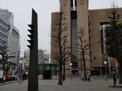 東京に着いたらとても寒くて、ちょうど雪が降っていました。
（写真ではわかりにくいですが）