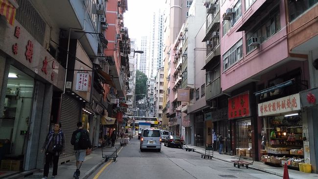 朝ご飯を食べに出発。<br />西營盤の周辺は坂道が多いです。