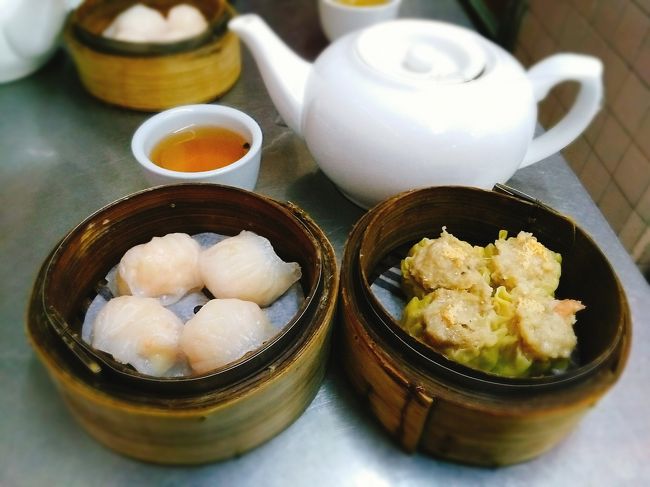 代り映えしないけど大好きな蝦餃子と蟹焼売。<br />おいしかった～。<br />相席のお向かいさんは年配の女性で、人懐っこく話しかけてくれました。<br />言葉は通じなかったけれどお茶で乾杯したり楽しいひと時でした。<br />お店の方も親切なので一人旅にもおすすめです。