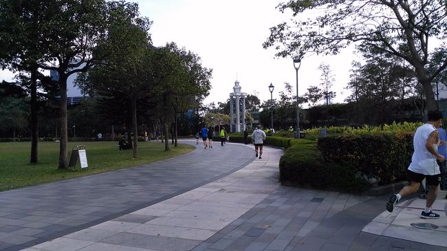 ジョギングしている人。