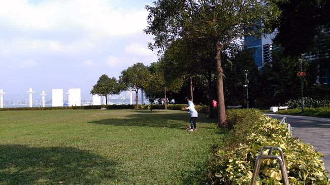 美容体操をやっている人。<br />香港は住宅事情が厳しいから、広い空間で体を動かしたくなるのかも。