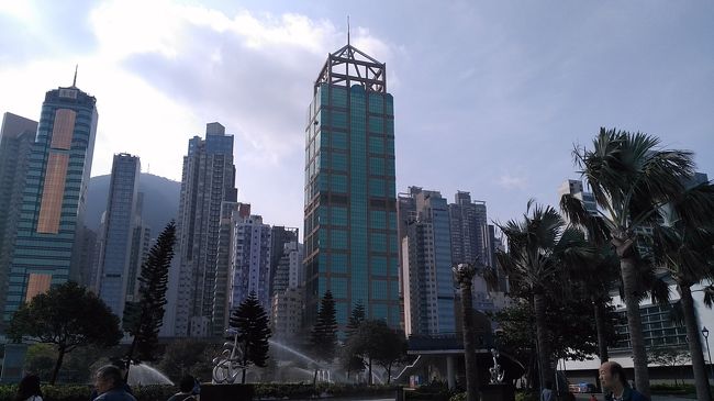 振り返ればダイナミックなビル群。<br />香港らしい景色を満喫しました。