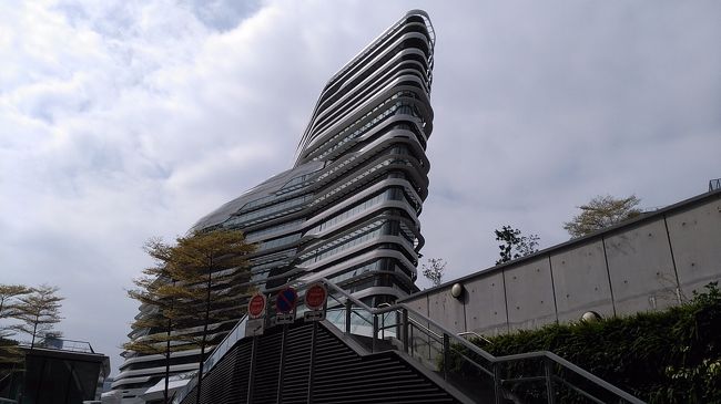 この建物、外観がスタイリッシュですよね！