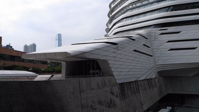 エントランスは新幹線みたい。