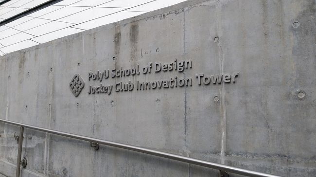 さてここから目的の場所がわからず辺りをうろうろ。<br />係のおじさんに尋ねても言葉が通じないため塩対応され・・・。<br />時間がないので思い切って学生さんに尋ねました。