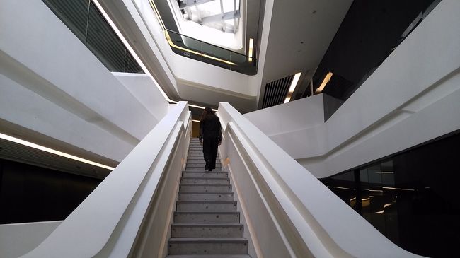 とっても親切に教えていただきJocky Club Innovation Towerの中へ。