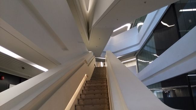 スタイリッシュで宇宙船の中にいるみたい。<br />外も中も素晴らしい建物でした。