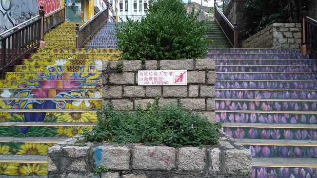 着きました。<br />お花がペイントされた階段です。