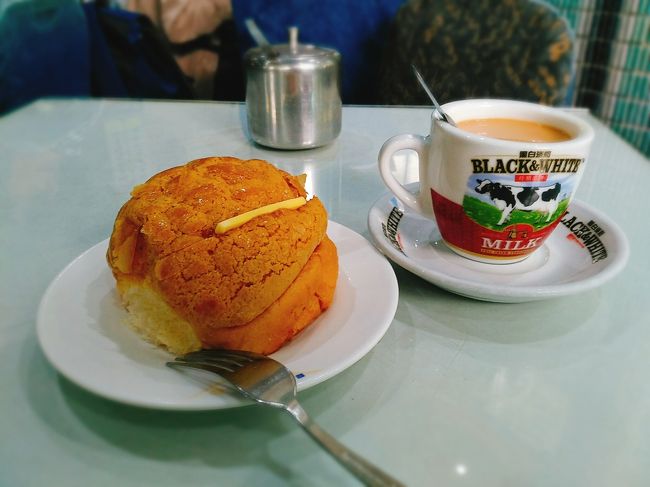 菠蘿油（バターをはさんだパイナップルパン）と熱奶茶（ホットミルクティー）。<br />歩き疲れた体にほっとするおいしさでした。