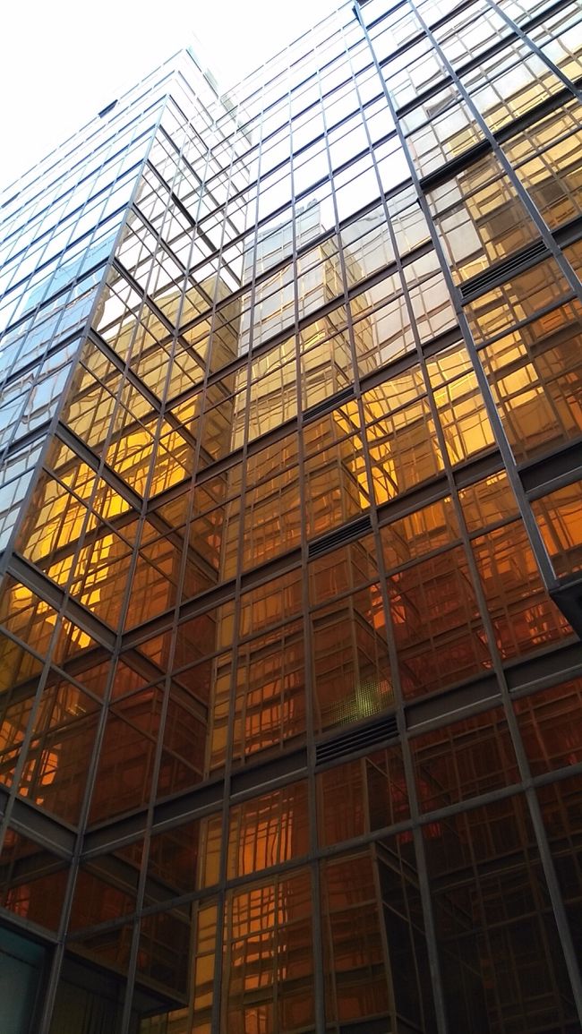 いったん外に出ます。<br />まぶしいくらい”金”です。<br />めっちゃ縁起が良さそう。