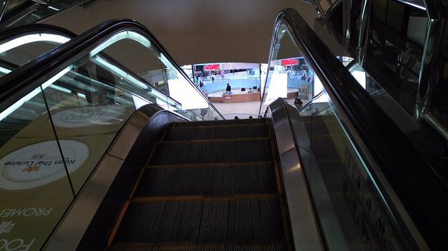 入ってすぐの長いエスカレーターを登り・・・。