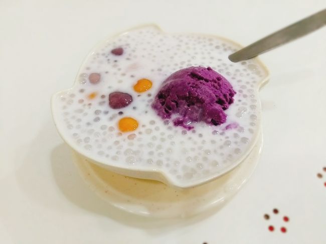 芋圓西米露。（32香港ドル）<br />小粒のタピオカ、もちもちのお団子、紫芋のアイス、そしてココナツミルク。<br />もう最高においしくて感動でした！<br />また食べたい！