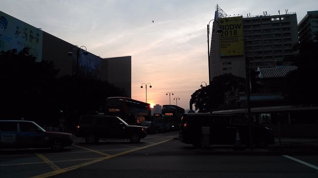 お店を出ると夕日が沈みかけていました。<br />なんかちょっと切なくなる。<br />旅の終わりだから余計に感じるのかな。