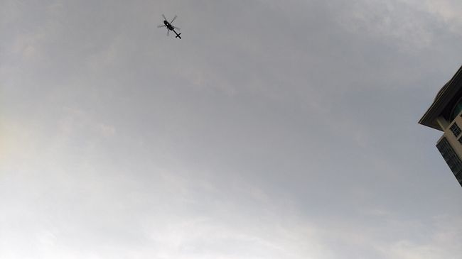 ちょうどホテルからヘリが飛び立っていき、みんな空を仰いでいました。<br />ペニンシュラホテルのヘリポートを使うってどんな人なんだろうなぁ。