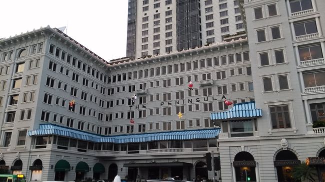 ペニンシュラホテルはクリスマス仕様のかわいい飾りつけになっていました。