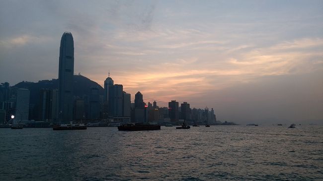 スターフェリー乗り場から湾仔（ワンチャイ）行に乗ります。