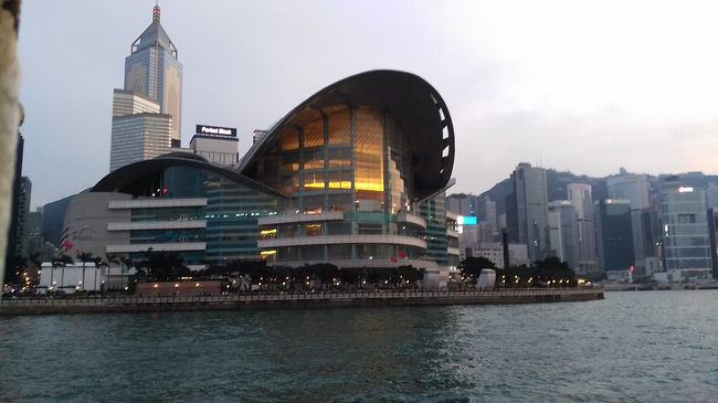 湾仔の香港コンベンション＆エキシビジョンセンター。<br />以前は湾仔に滞在することが多かったので、この景色を見るとなんだかじーんとしてしまうばばじです。