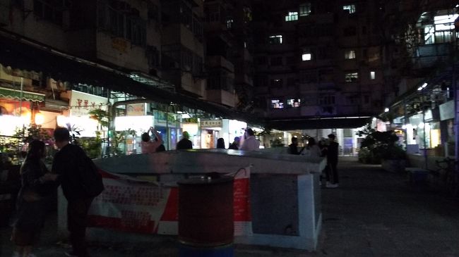 以前昼間に来たことがある鰂魚涌（Quarry Bay）。<br />インスタ映えで有名なスポットです。<br />実際に人が住んでいるマンションなので、撮影するためだけの出入りは禁止になったと聞きました。<br />有名なコーヒーショップ「「%ARABICA（アラビカ）」が中に出店したそうなので、もし撮影ができなかったら珈琲を飲んで帰ればいいかと思っていました。<br />でも中に入ったら撮影している人がたくさんいました。