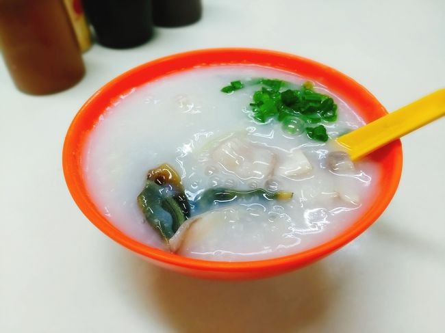 MTRで鰂魚涌駅からホテルのある西營盤駅へ戻りました。<br />19：00だったので、ホテルの近くにある新嘗満粥店で軽めの晩ご飯。<br />皮蛋魚片粥（２０香港ドル）。<br />淡白な白身魚にピータンの塩味がアクセントになっておいしいお粥でした。