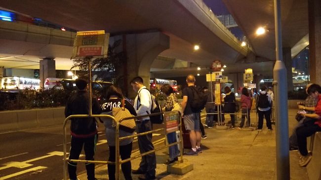 ホテルで荷物を受け取りバス停（皇后街; 干諾道西）へ。<br />ホテルから徒歩５分くらいでした。<br />２０時に香港国際空港行きＡ１１のバスが来ました。