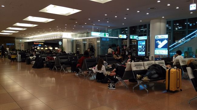 あっという間に羽田着。<br />まだ４：４０です。<br />トイレに行ったり、スマホのＳＩＭカードを差し替えたりした後、５：１８のモノレールの始発待ち。<br />無事に帰宅しました。