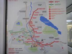 思いがけず、旧市街の夜景をホテルへの帰りがけに見ることが出来たのですが、地下鉄に乗りたいという思いは強く、疲れた体を奮い立たせて、部屋を後にしました。
なにしろ、地下鉄の駅はホテルのすぐ横と言えるほど近いのです。
