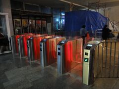 アヴラバリ駅は、とても簡素な駅です。
初めて乗った駅が、明るいショッピンモールにあるリバティスクェア駅で良かった。
