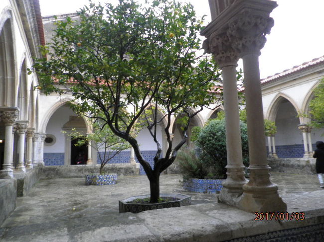 トマールのキリスト教修道院の中庭。回廊には、17世紀ころのきれいなアズレージョ（タイル）が残っていました。