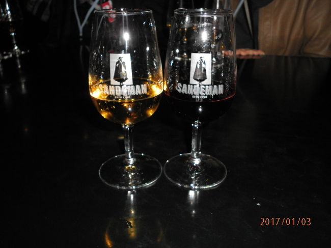 ポルトの有名なワイナリー「サンデマン」での試飲です。<br />このサンデマンのマークと同じようにハットとマント姿の人が説明をしてくれます。