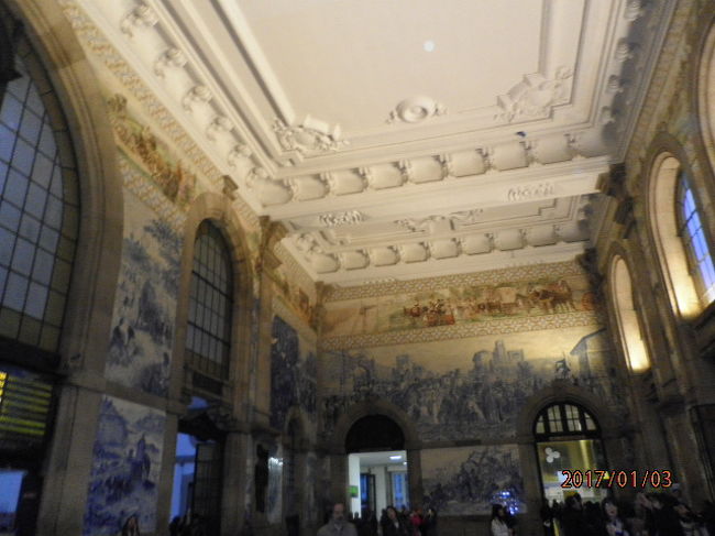 駅の壁は、ポルトに関する歴史的な出来事がアズレージョで描かれています。とても美しい駅でした。