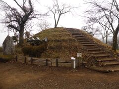 公園内にある丸山へ。