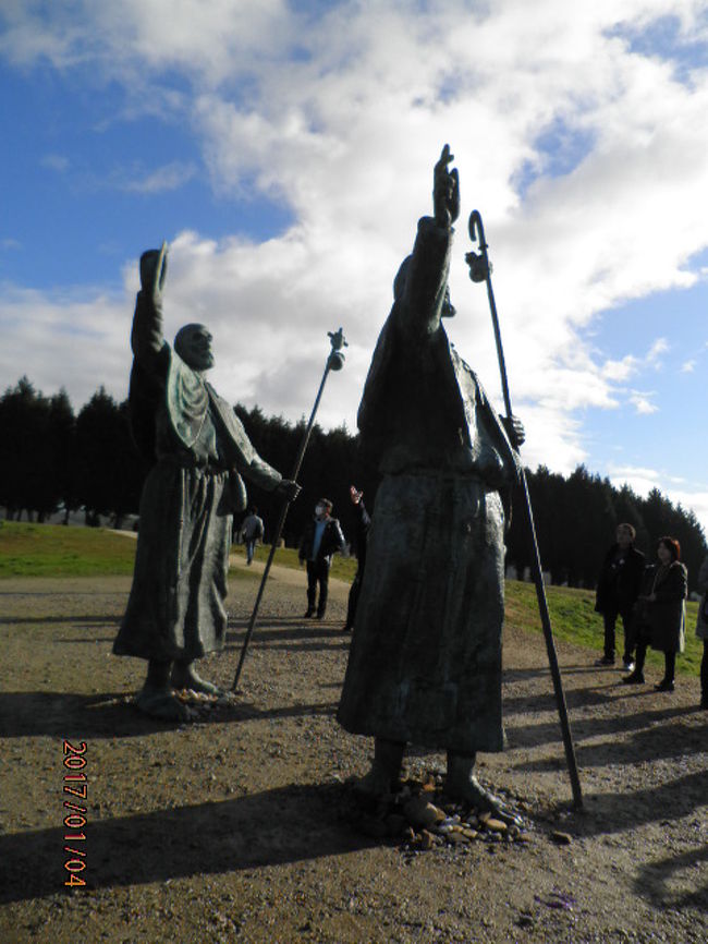 ポルトガルからスペインに入り、サンティアゴデコンポステーラに向かいます。長い巡礼の道を歩いてきて、遠くに大聖堂の尖塔が見えることから、この丘は「歓喜の丘」とよばれています。