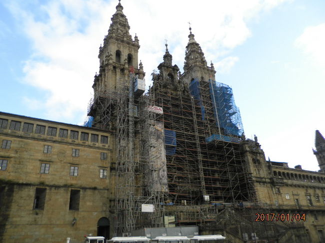 残念ながら、聖堂の栄光の門は工事中でした。