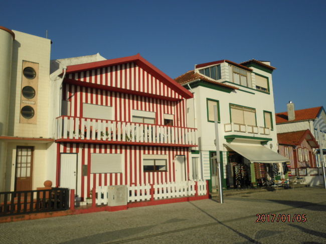 海岸沿いの小さな町コスタノヴァの絵葉書のようなカラフルな家々が並ぶ風景。夏は、海水浴客でにぎわう、ビーチリゾートの街です。