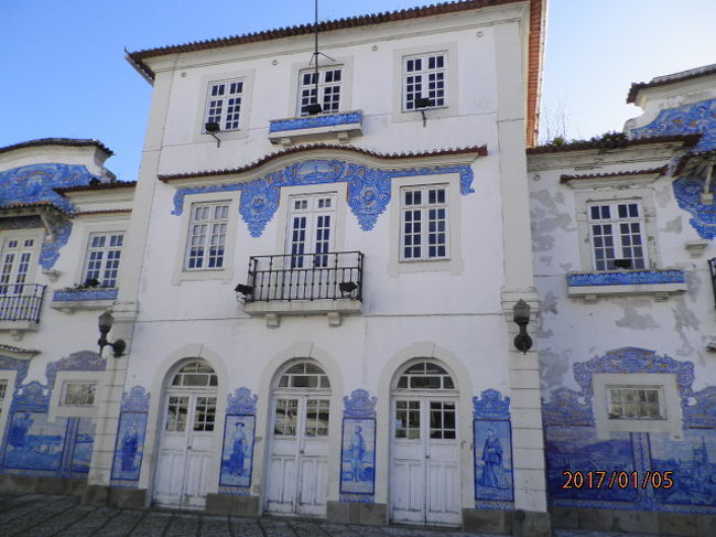 旧アヴェイロ駅の外壁には、アヴェイロの風景がアズレージョで描かれています。