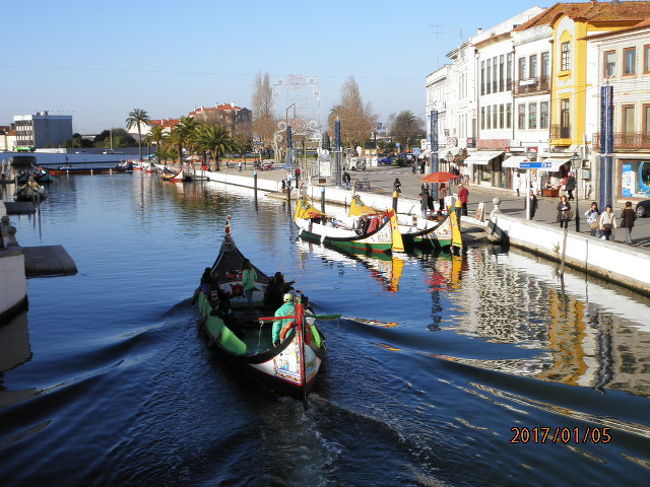 アヴェイロの中央運河の、カラフルなモリセイロ。歩いていると、たびたび「乗らないか」と勧誘されます。