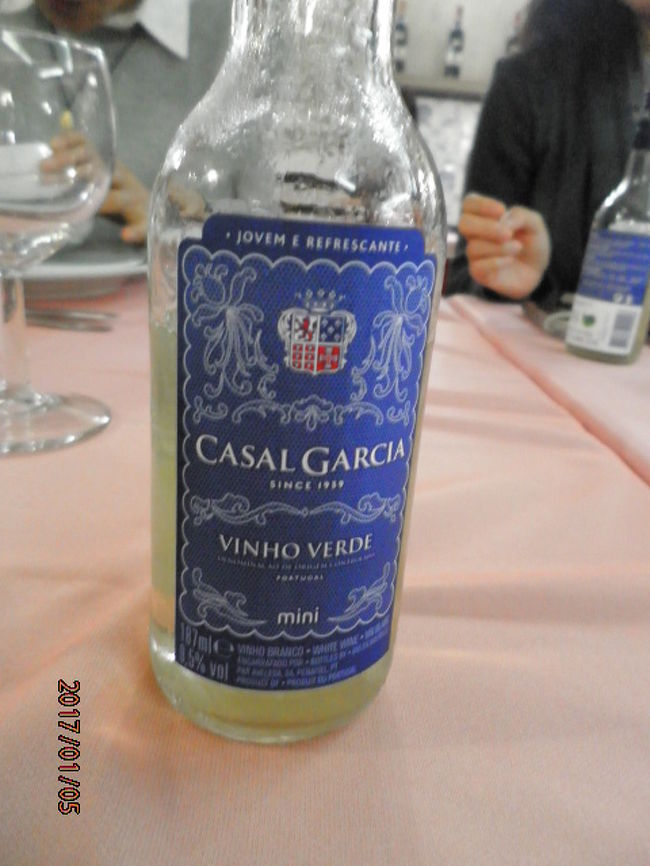 ポルトガル特産のグリーンワイン。あっさりしています。