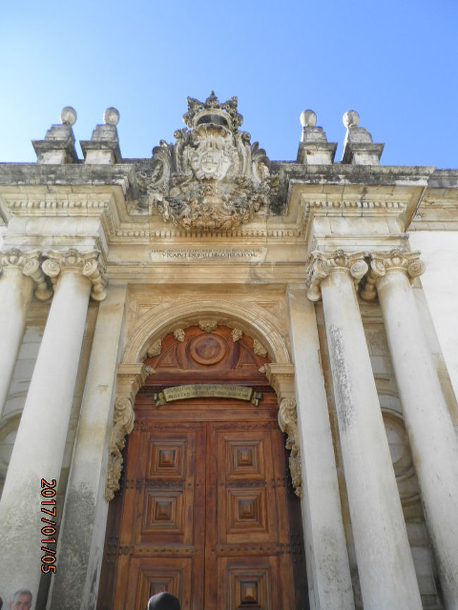 コインブラ大学の図書館。歴史ある図書館で世界一美しいともいわれています。入館は予約制です。いまでも、学生に本の貸し出しをしているそうです。