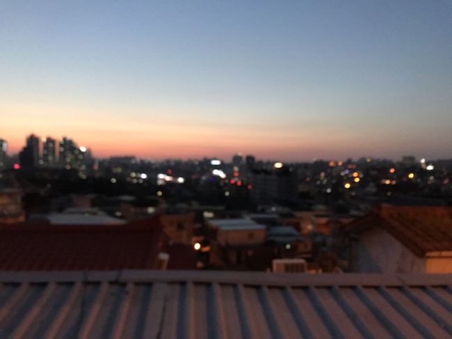 解放村へ。<br /><br />行きたかったお店はお休み。<br />韓国も1月1日は祝日。数年前は営業していたお店が多かったように思いますが、今年は1日を休みにするお店が増えた気がします。<br />急勾配の多い解放村からの夕焼けが綺麗だった。